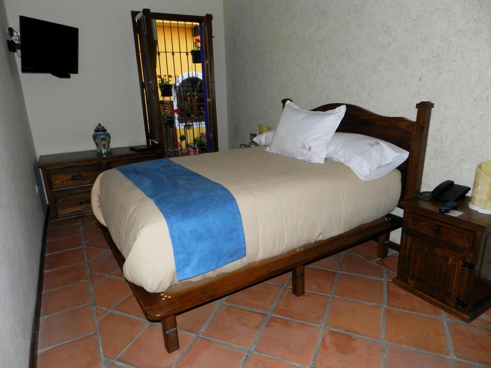 מלון Collection O Al Otro Lado Del Rio, פואבלה מראה חיצוני תמונה A room at Hotel San Cristóbal