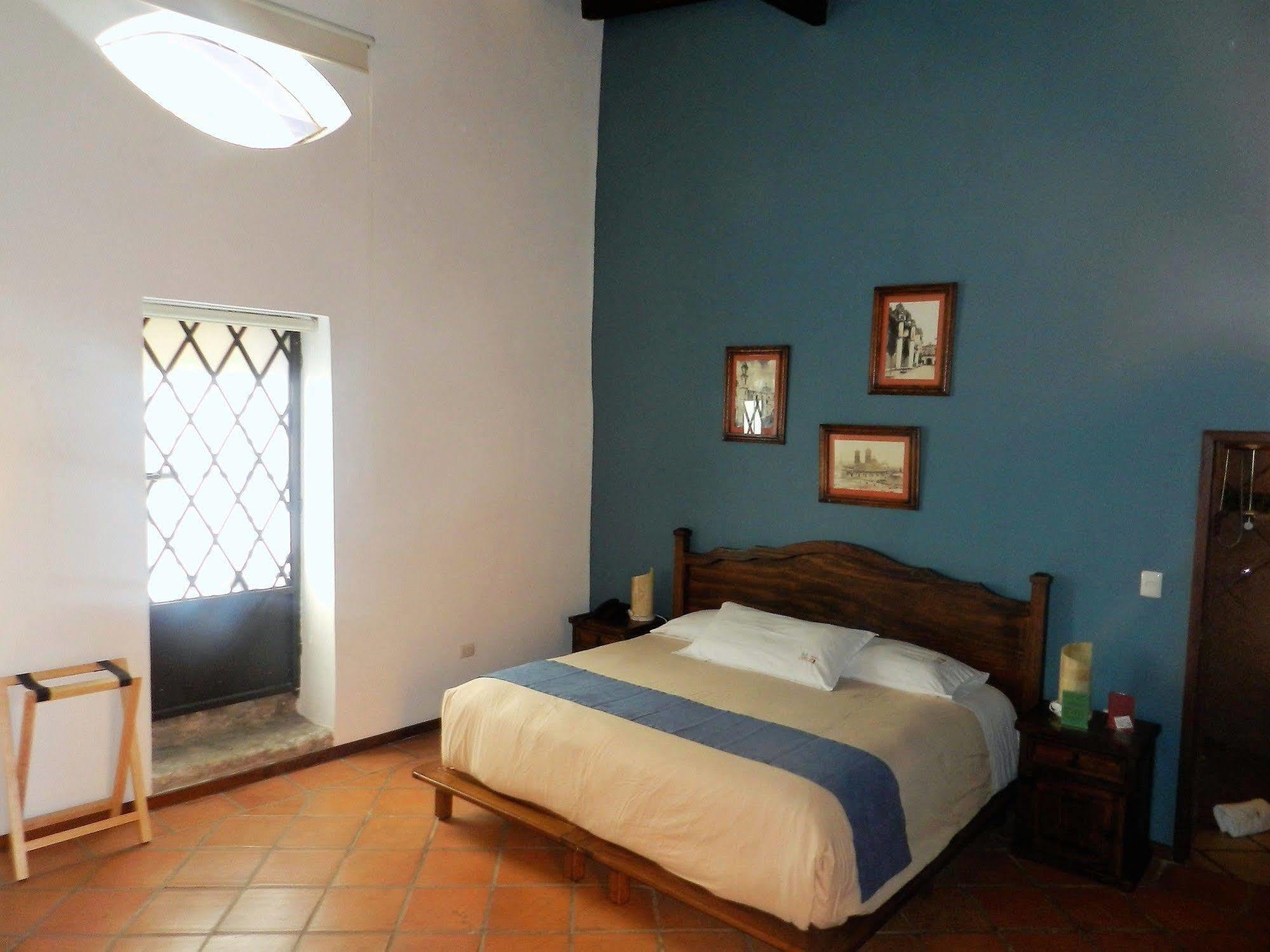 מלון Collection O Al Otro Lado Del Rio, פואבלה מראה חיצוני תמונה A room at Hotel San Cristóbal