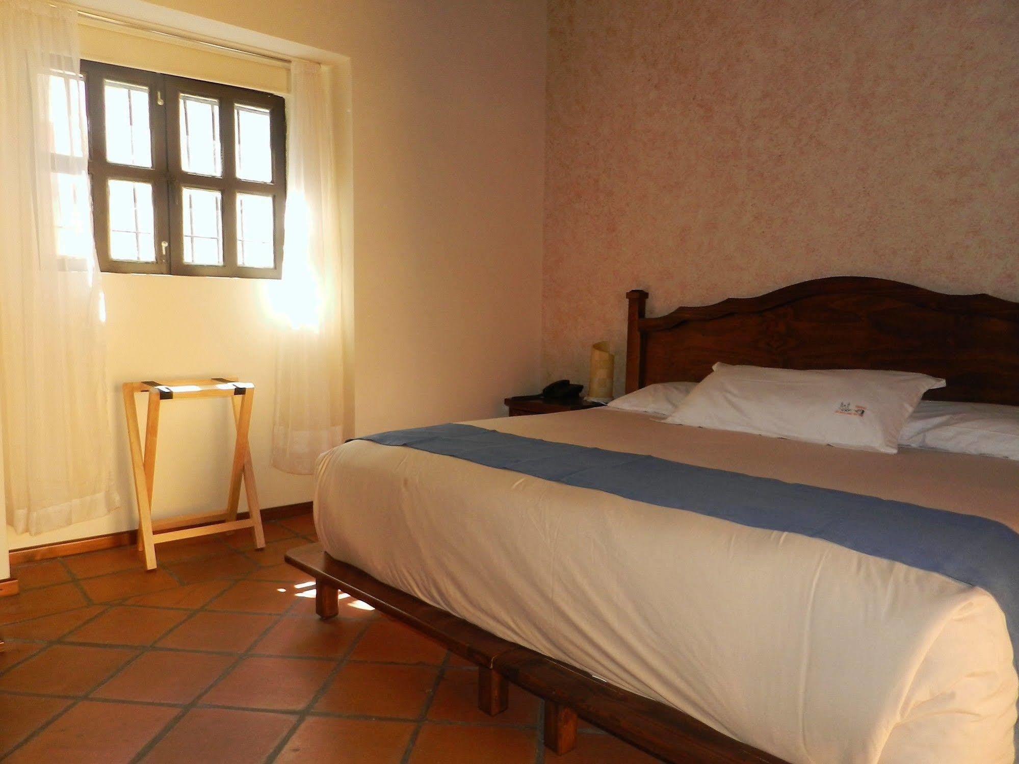 מלון Collection O Al Otro Lado Del Rio, פואבלה מראה חיצוני תמונה A room at Hotel San Cristóbal